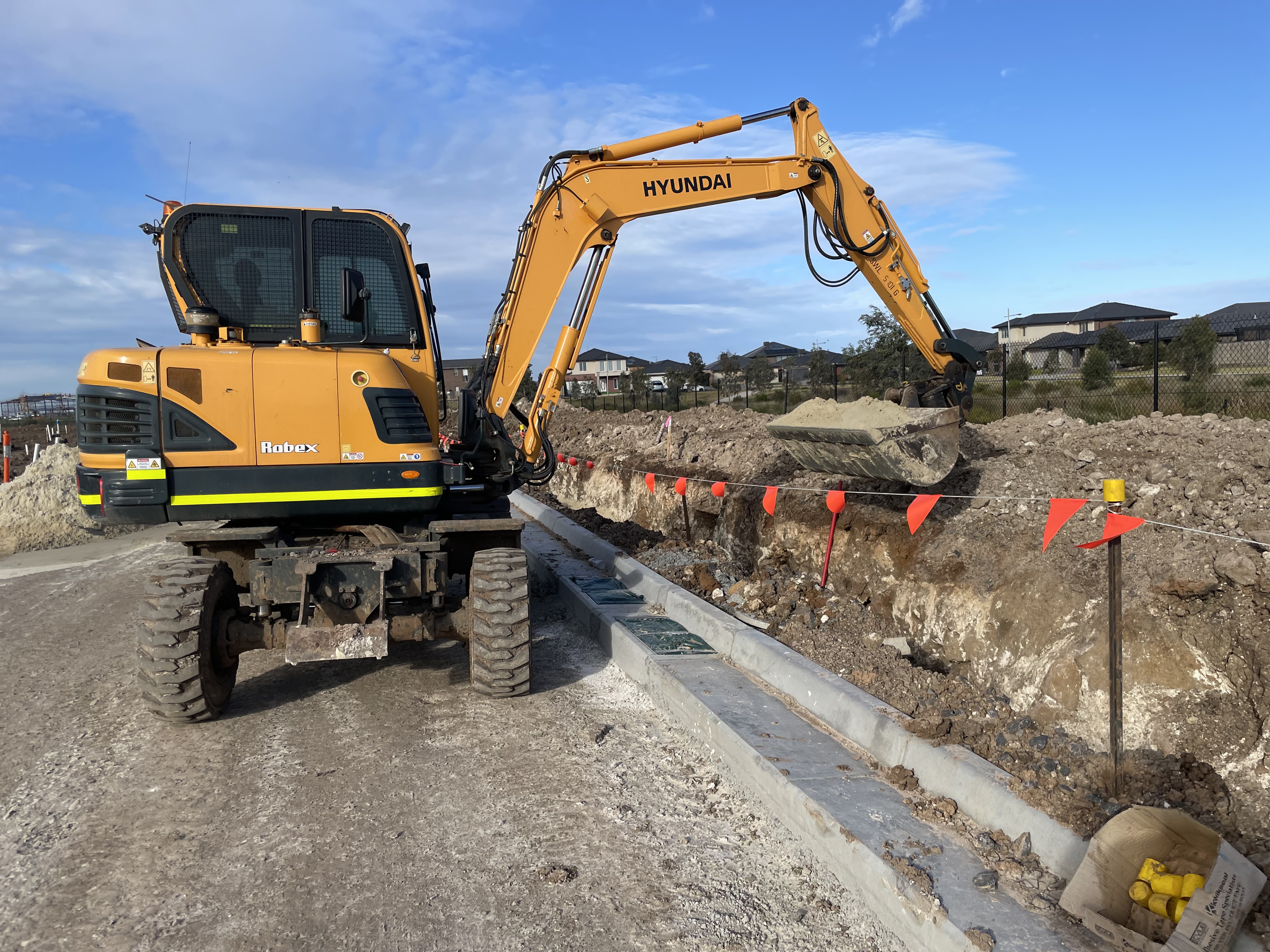 This is fastest way to electrical sand beating Backhoe or tracked machine.